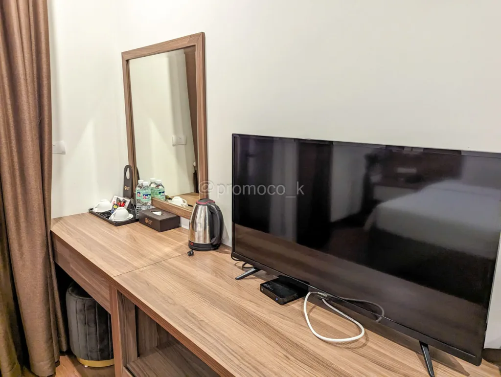 paragon noi bai hotel and pool tv and desk