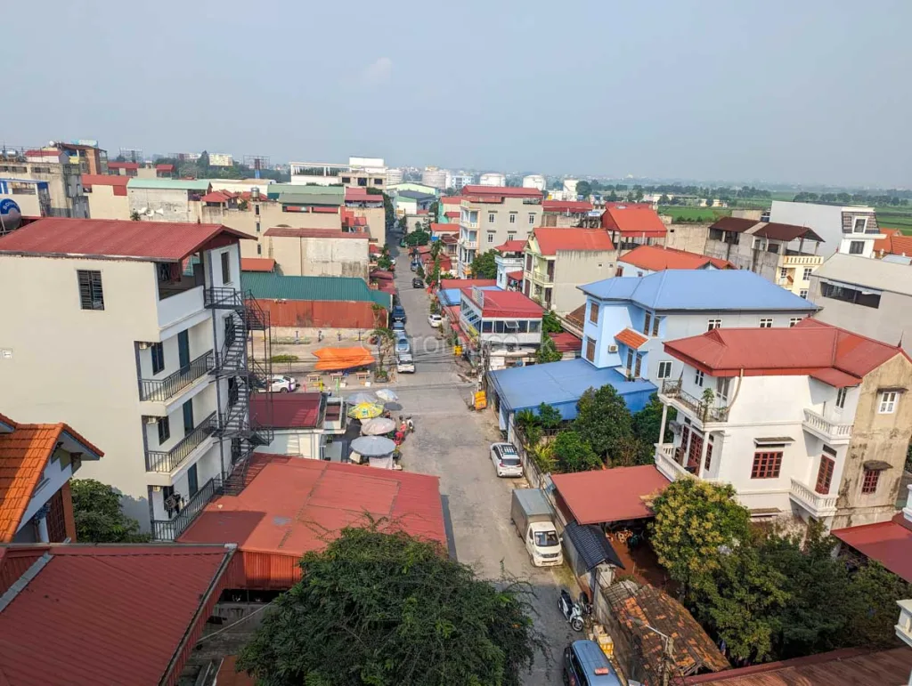 赤い屋根の家が多いハノイ空港周辺の住宅街