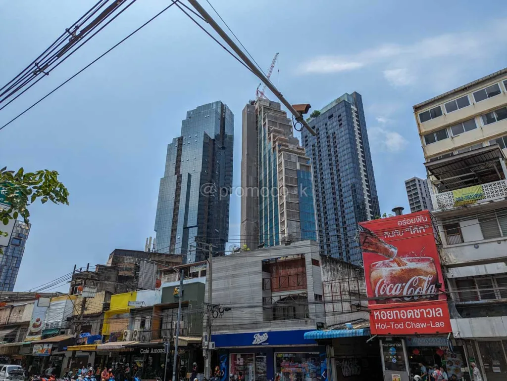 高層ビルと昔ながらの建物が同居しているトンロー