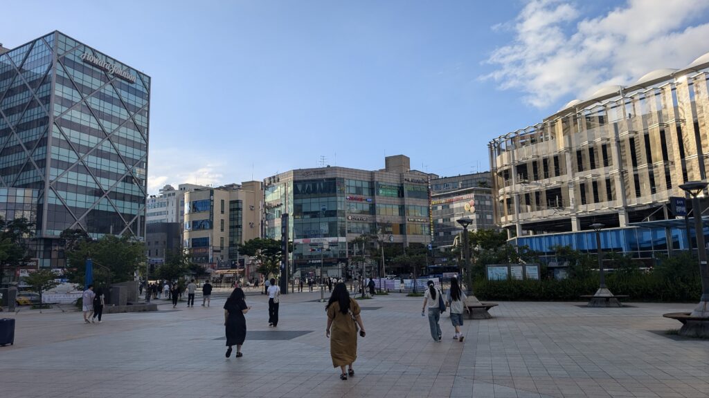 雲西駅1番出口を出たところの駅前広場