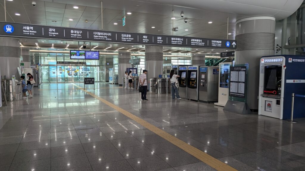 雲西駅構内